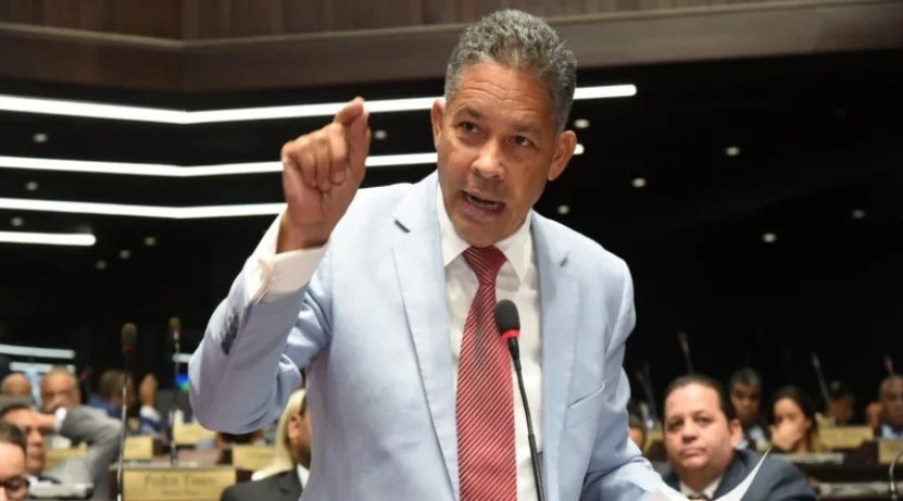 Diputado Eugenio Cedeño Insta a Documentar Restricciones en Playas Dominicanas