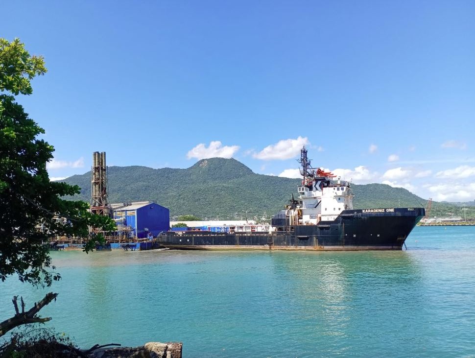 Puerto Plata Despide la Última Barcaza Eléctrica tras Décadas de Controversia