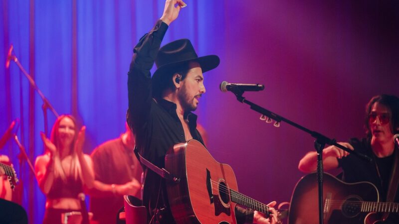 Beto Cuevas Lleva su Espectáculo Acústico a Santiago por Primera Vez
