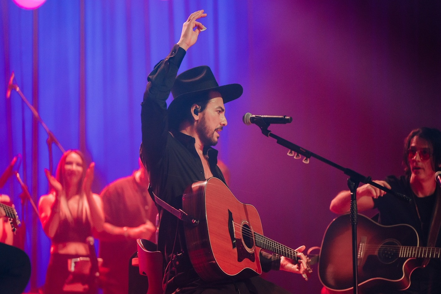 Beto Cuevas Lleva su Espectáculo Acústico a Santiago por Primera Vez