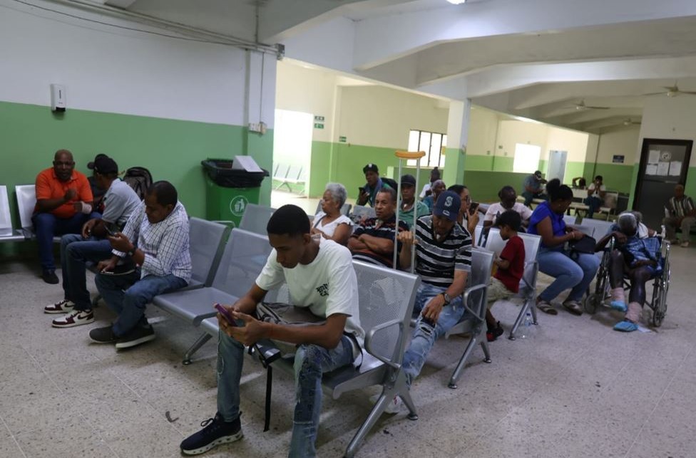 Pacientes en Vilo por Paro Médico: Un Día de Frustración y Esperanza
