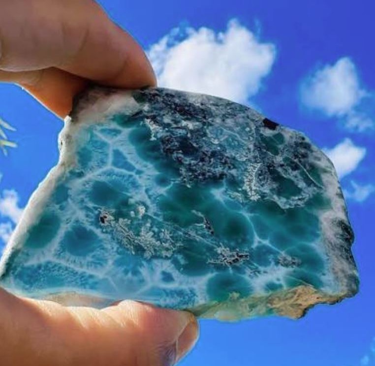 Larimar: La Joya Azul que Enorgullece a República Dominicana