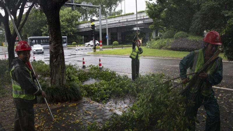 China Evacúa a Millones por el Impacto del Tifón Bavi