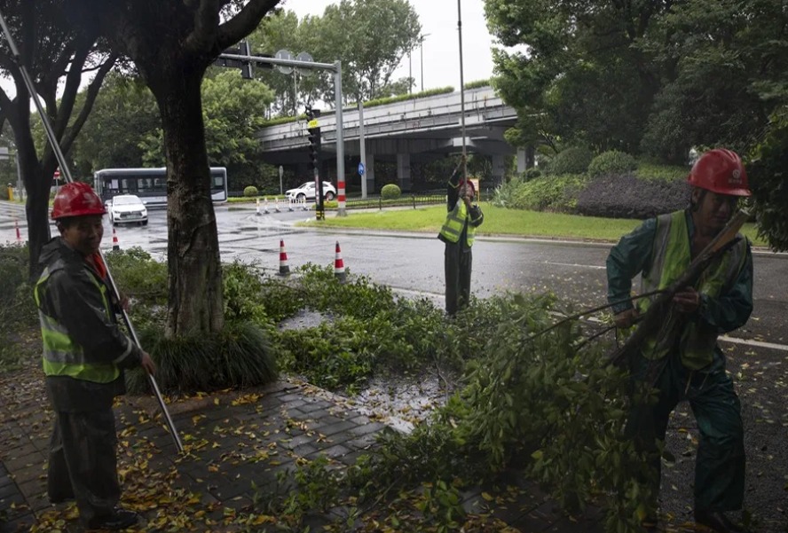 China Evacúa a Millones por el Impacto del Tifón Bavi