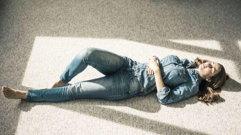 Expertos Desmienten Mitos Sobre Dormir en el Piso para Aliviar Dolor de Espalda