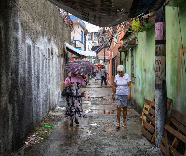 Callejones de Santo Domingo: Un Retrato de Contrastes y Solidaridad