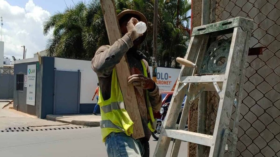 El Implacable Calor Extremo Desafía a los Trabajadores Dominicanos