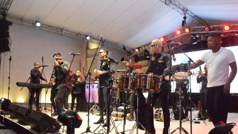 Chiquito Team Band Enciende las Fiestas Patronales de Santiago con Salsa y Merengue