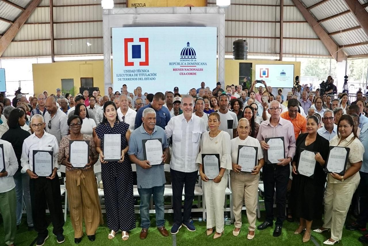 Presidente Abinader Fortalece Seguridad Jurídica con Entrega de Títulos en Salcedo