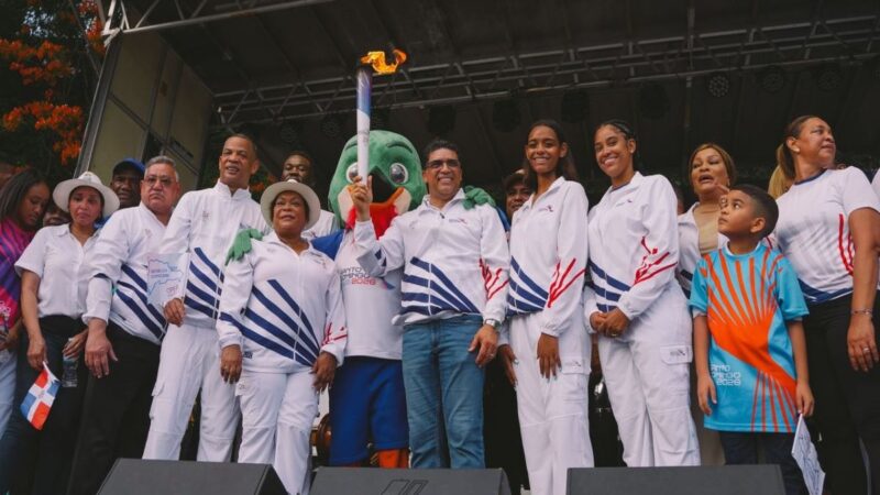 La Antorcha de los Juegos Centroamericanos Ilumina Santo Domingo Este