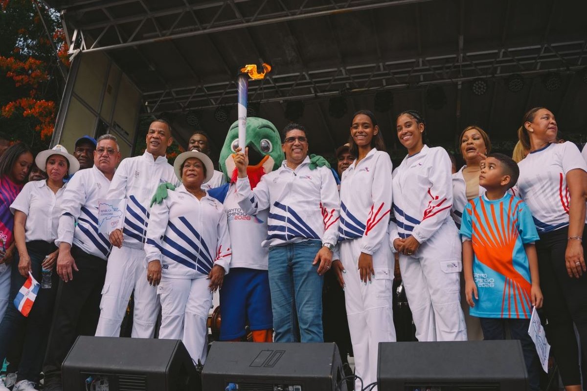 La Antorcha de los Juegos Centroamericanos Ilumina Santo Domingo Este