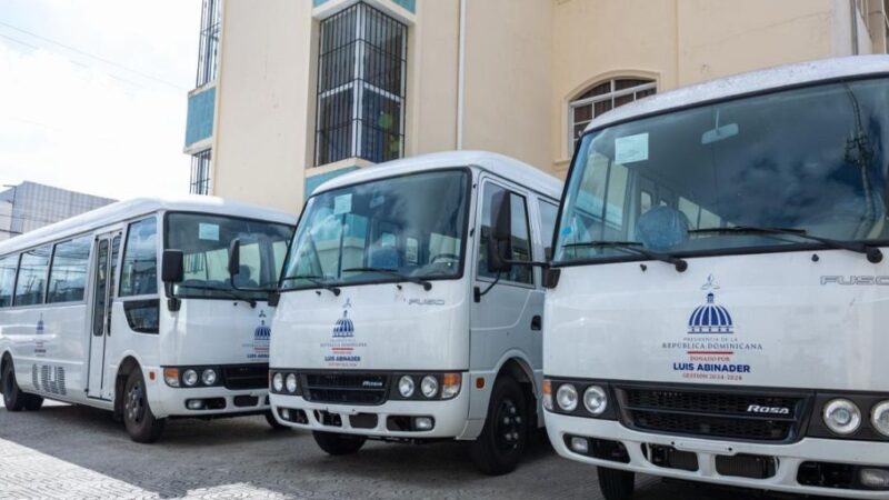 Gobierno Refuerza Transporte Estudiantil en Duarte con Nuevos Autobuses