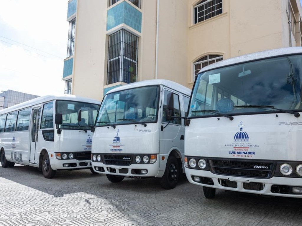 Gobierno Refuerza Transporte Estudiantil en Duarte con Nuevos Autobuses