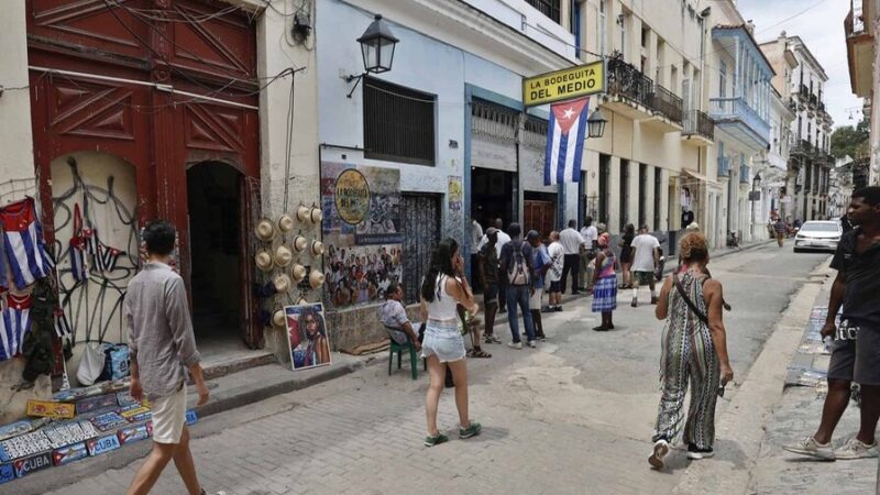 Cuba Enfrenta Éxodo Masivo y Pérdida Poblacional Histórica