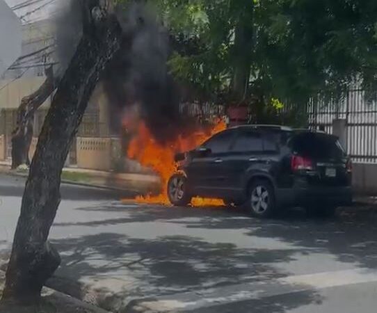 Incendio de Vehículo en Gascue Moviliza a Bomberos