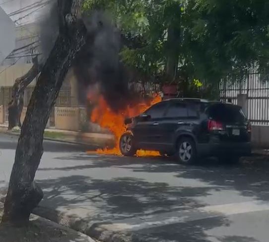Incendio de Vehículo en Gascue Moviliza a Bomberos