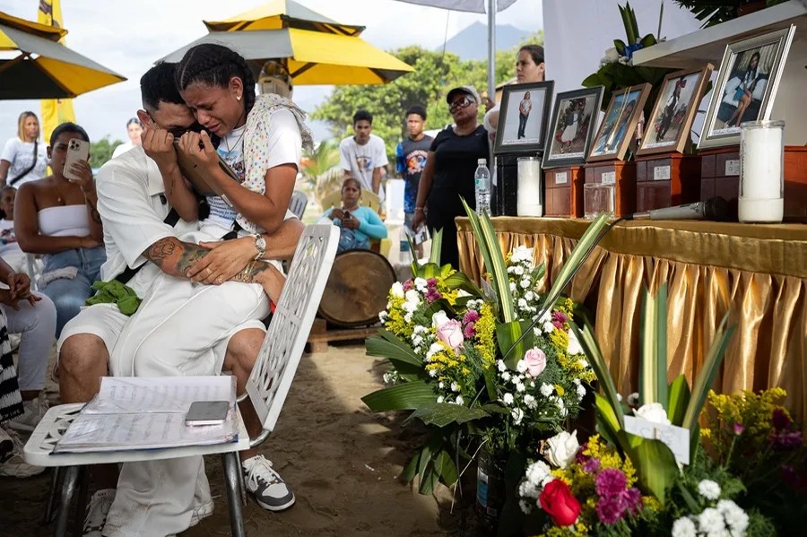 Venezolano Despide a Su Familia en Emotiva Ceremonia Tras Terremotos