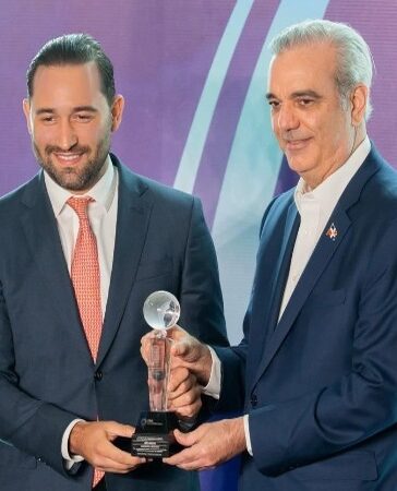 Hire Horatio Recibe Prestigioso Galardón en Ceremonia de Inversión