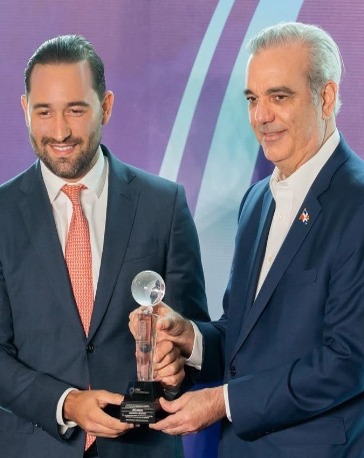 Hire Horatio Recibe Prestigioso Galardón en Ceremonia de Inversión