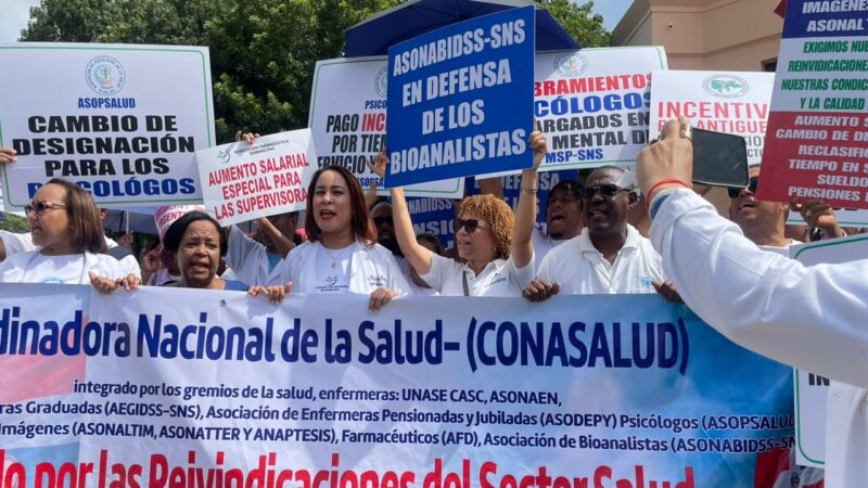 Profesionales de la Salud Exigen Mejoras Salariales y Pensiones Dignas en Marcha al Palacio Nacional