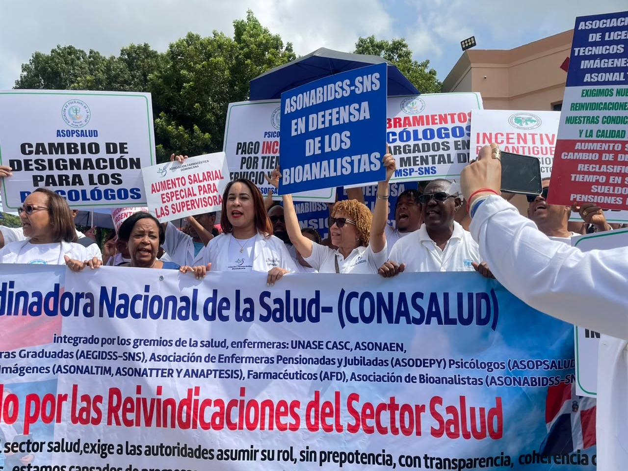 Profesionales de la Salud Exigen Mejoras Salariales y Pensiones Dignas en Marcha al Palacio Nacional
