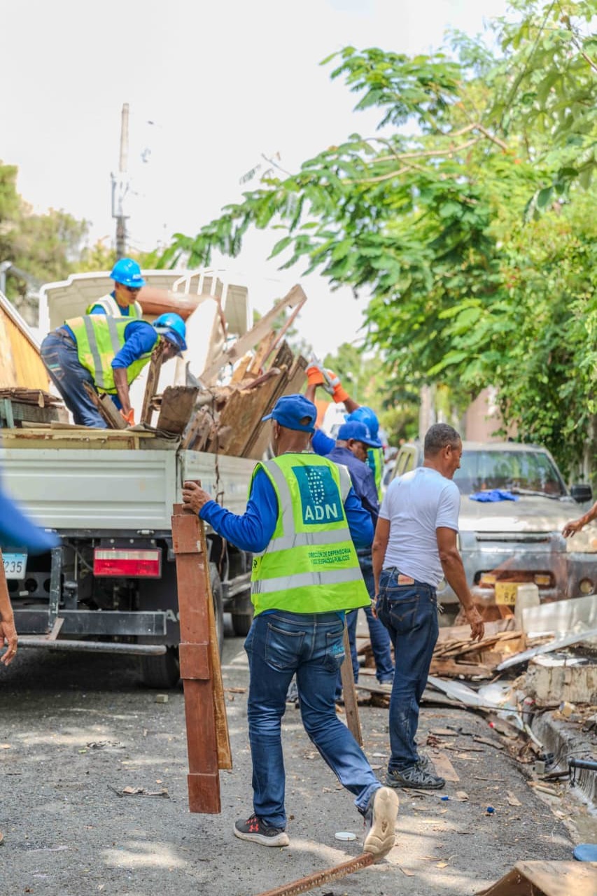 Alcaldía del Distrito Nacional Recupera Aceras en Arroyo Hondo