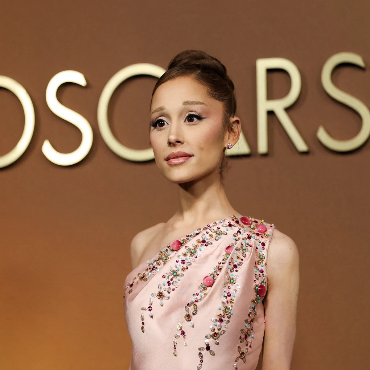 Ariana Grande Desata su Furia en ‘Petal’ y Conquista a la Crítica