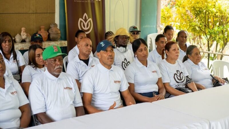 Artesanos de Miches Exigen Control en Playa Esmeralda ante Aumento de Vendedores Externos
