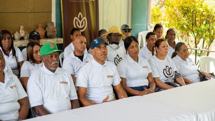 Artesanos de Miches Exigen Control en Playa Esmeralda ante Aumento de Vendedores Externos