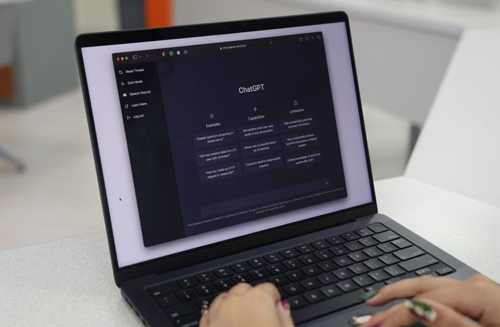Estudio Revela que la Dependencia de la IA Aumenta la Procrastinación en Universitarios Dominicanos
