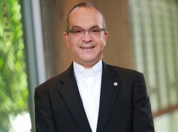 Monseñor Ramón Alfredo de la Cruz Advierte sobre los Riesgos de la Desinformación