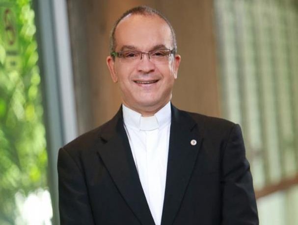 Monseñor Ramón Alfredo de la Cruz Advierte sobre los Riesgos de la Desinformación