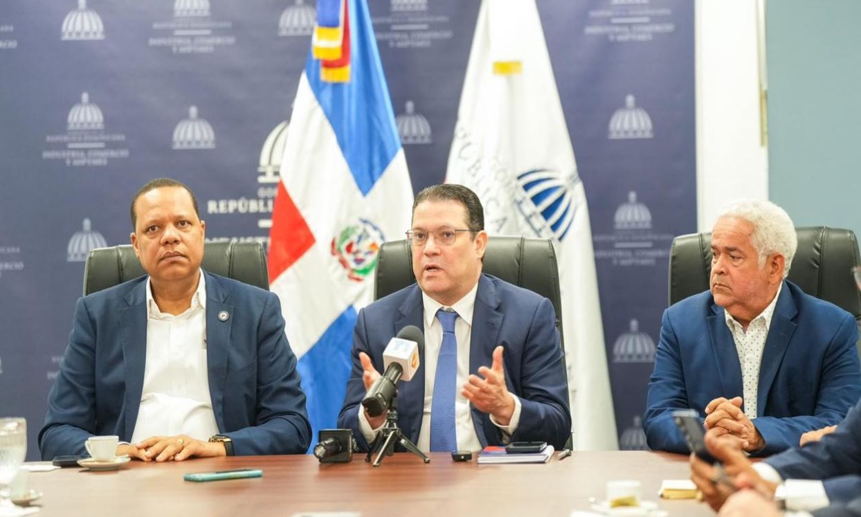 Sanz Lovatón Inicia Diálogo con Adanegas sobre Comisiones de Tarjetas
