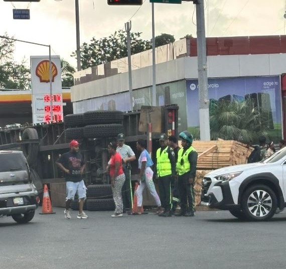 Accidente de Patana en la Kennedy Genera Caos Vehicular en Santo Domingo