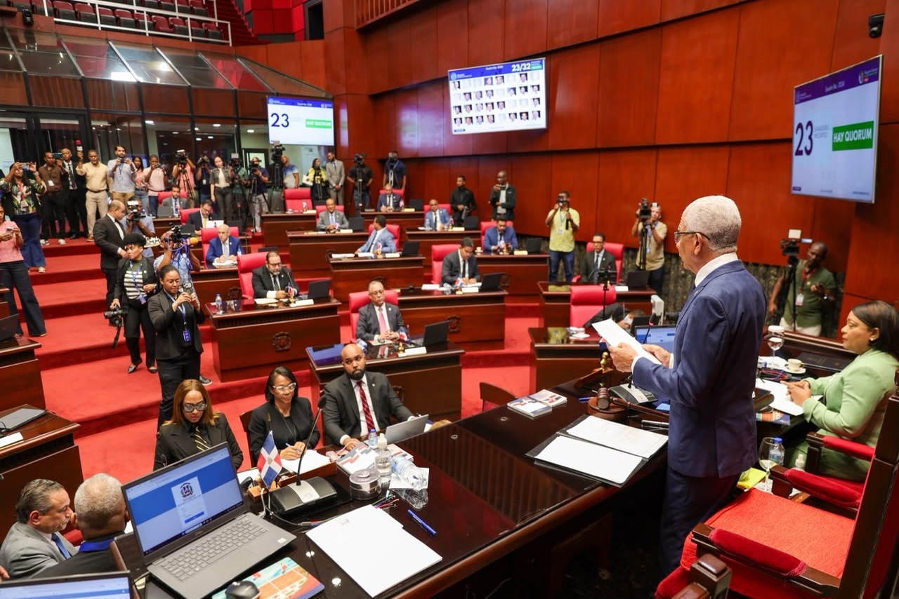 Senado Dominicano Aprueba Reforma Policial para Regular Uso de Fuerza y Armas Menos Letales