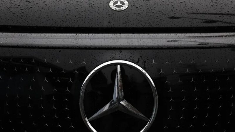 Mercedes-Benz enfrenta caída de beneficios por competencia en China