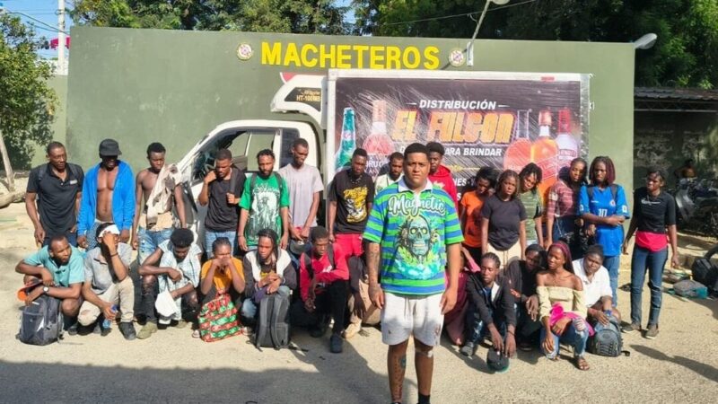 Detienen a 29 Haitianos Indocumentados en Camión Tras Persecución en Valverde