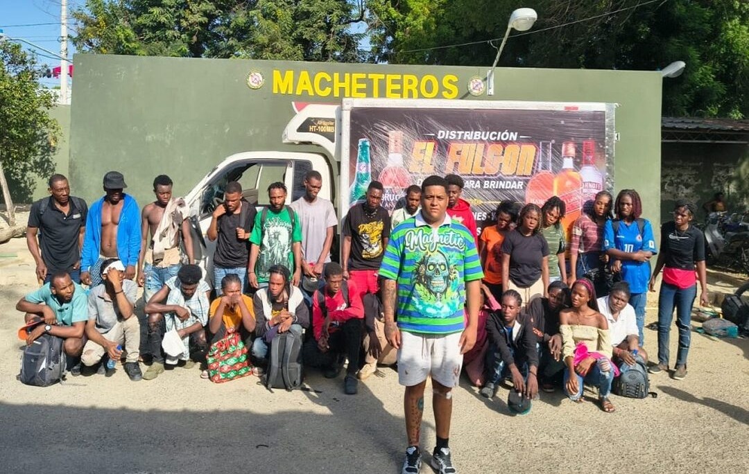 Detienen a 29 Haitianos Indocumentados en Camión Tras Persecución en Valverde