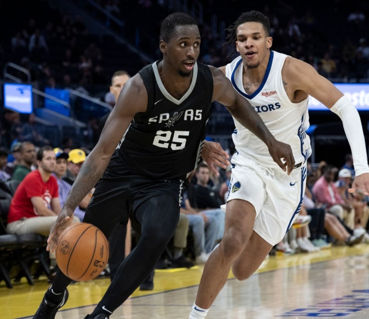 David Jones-García Renueva con los Spurs en la NBA