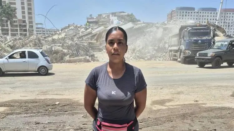 Joven Venezolana No Abandona la Esperanza en Medio de los Escombros