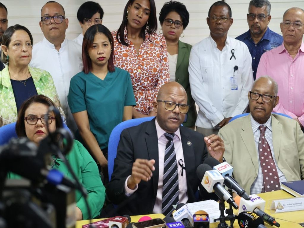 Médicos Dominicanos Anuncian Paro Nacional en Respuesta a Detención de Cirujano