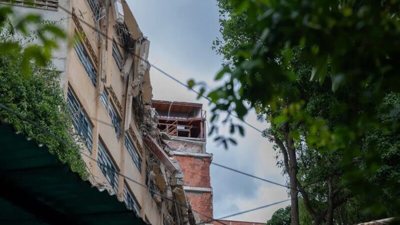 Colapso Parcial de Colegio en Caracas Tras Devastadores Terremotos