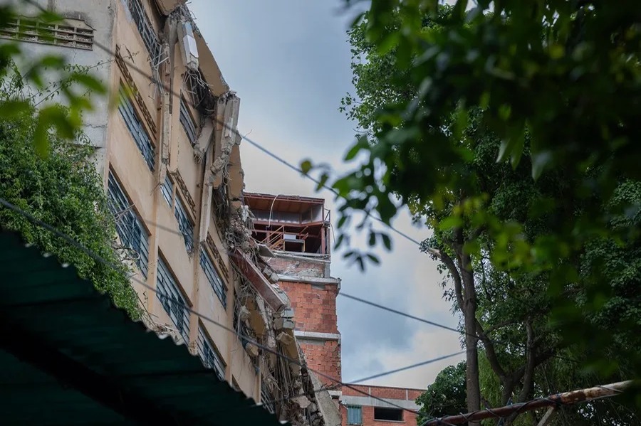 Colapso Parcial de Colegio en Caracas Tras Devastadores Terremotos