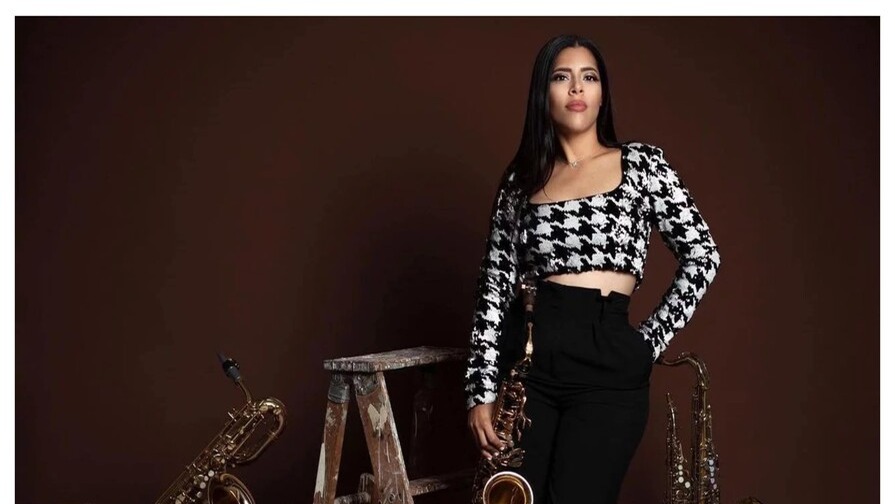 Nayade Macea: La Saxofonista Dominicana que Lleva el Merengue al Mundo