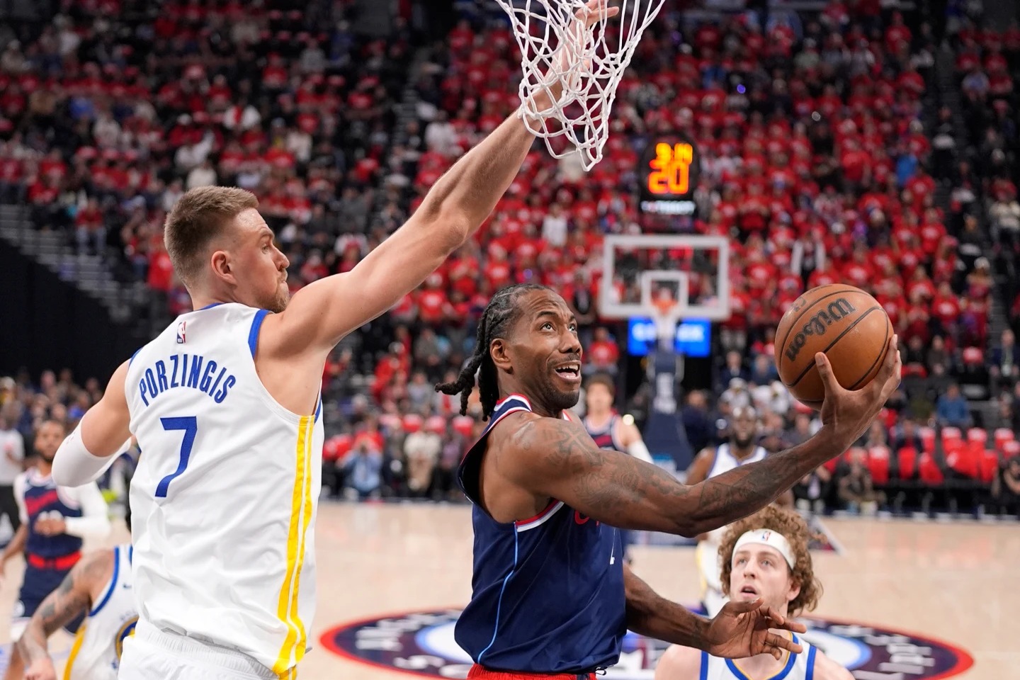 Investigación de la NBA Detiene el Traspaso de Kawhi Leonard a los Raptors