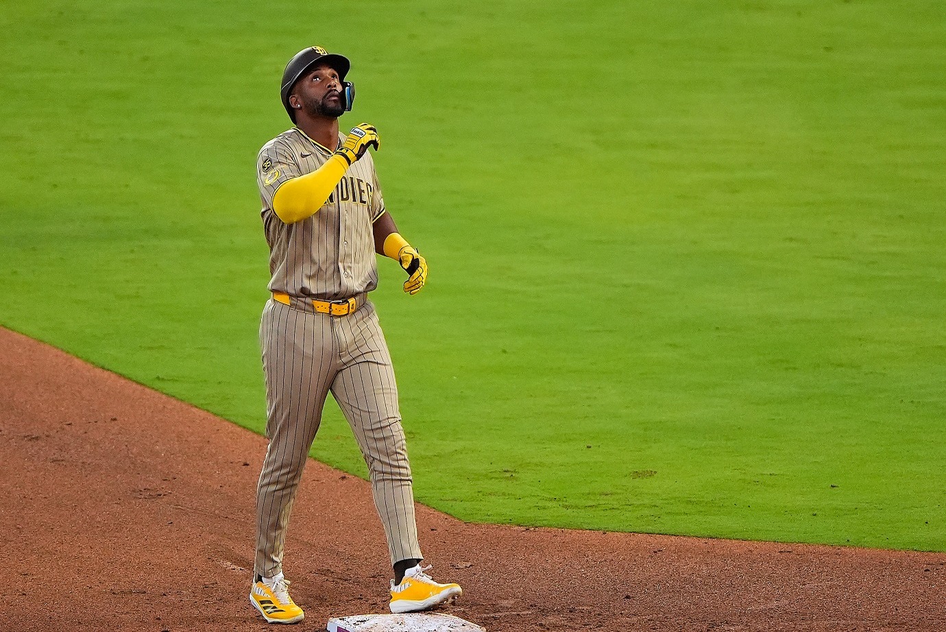 Miguel Andújar, fuera de juego por lesión en la muñeca