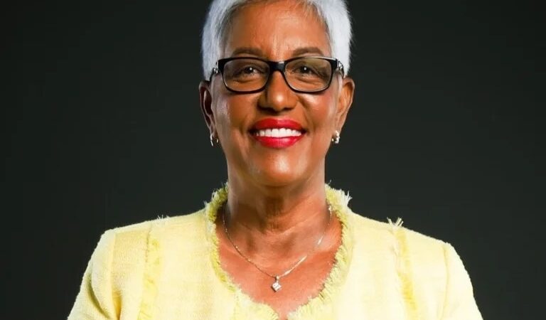 Reconocimiento a Altagracia Salazar por su Impacto en el Periodismo Dominicano