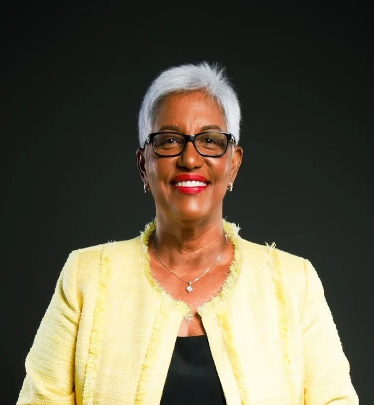 Reconocimiento a Altagracia Salazar por su Impacto en el Periodismo Dominicano