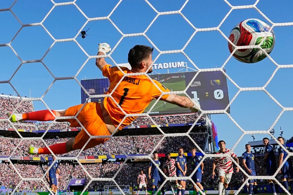 Estados Unidos avanza a octavos tras vencer a Bosnia-Herzegovina 2-0