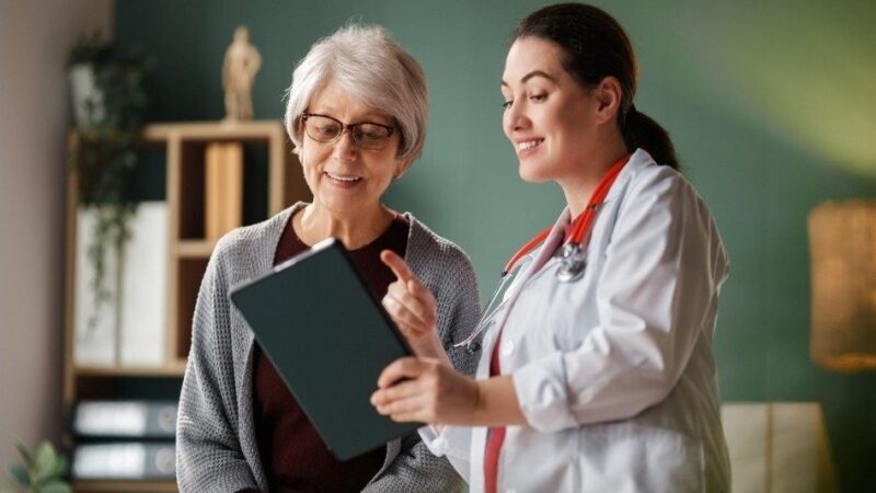 Cinco Hábitos Clave Mejoran la Salud Cognitiva en Adultos Mayores